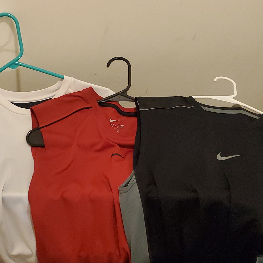 BUNDLE 3 sleeveless shirts